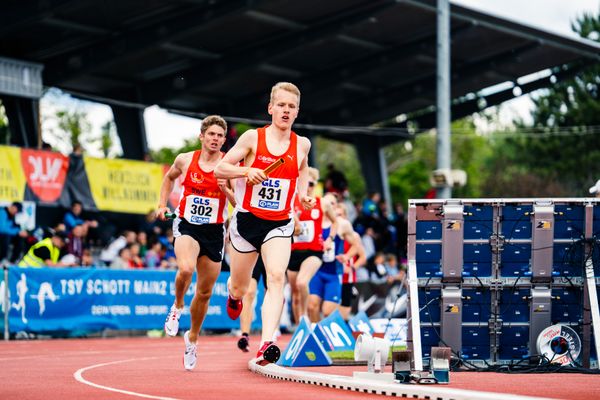 Jens Kassebeer (LG Brillux Muenster) vor Johannes Hein (LG Region Karlsruhe) am 29.05.2022 waehrend der Deutschen Meisterschaften Langstaffel im Otto-Schott-Sportzentrum in Mainz